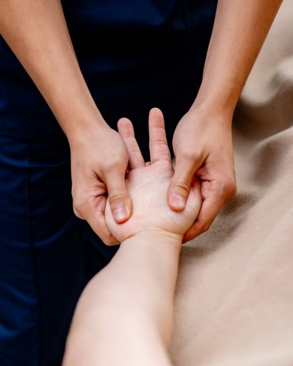 Масаж верхніх кінцівок (рук)